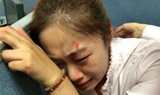 女子生男嬰,婆婆卻把她趕走,委屈躲柴房,瞧見一人上門,淚目