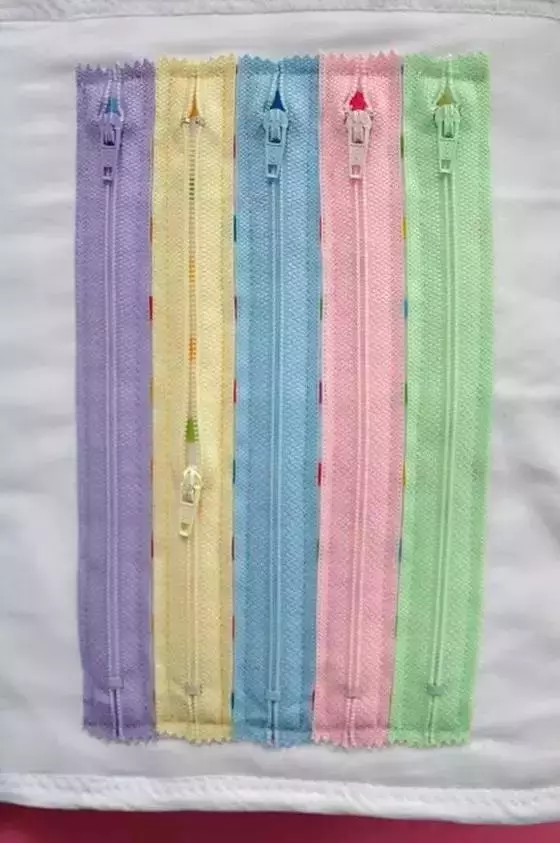 孩子穿小的衣服媽媽不送也不扔,每一件都留下來,簡單修改一下變廢為寶,結果省下不少錢