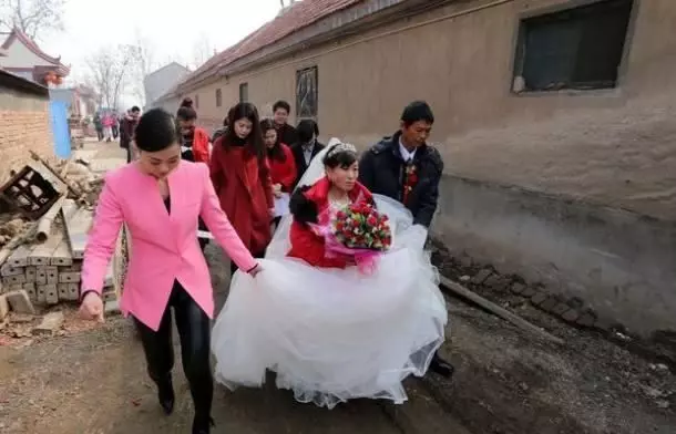 村裡娶了漂亮女大學生,婚禮上新娘朝我一笑,我馬上報警了!