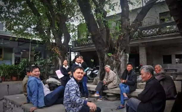 村裡娶了漂亮女大學生,婚禮上新娘朝我一笑,我馬上報警了!