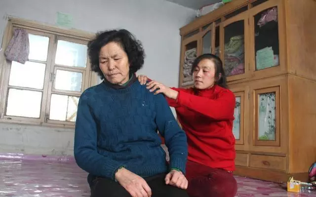 兒子早逝兒媳改嫁,夜裡見到玻璃窗人影晃動,推開門我撕心裂肺
