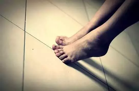 腰不好,這樣踮腳30下,打開腰上經絡,腰不疼了,強腎氣,練腰椎