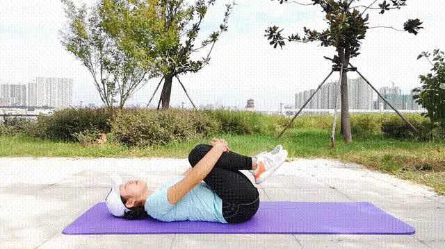 腰不好,這樣踮腳30下,打開腰上經絡,腰不疼了,強腎氣,練腰椎