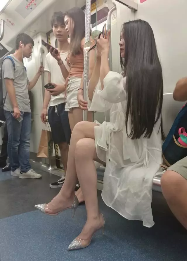 地鐵「大象腿」女神意外走紅,當她站起來那刻誰說一胖毀所有!