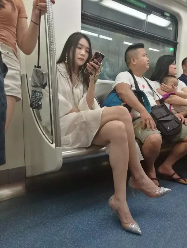 地鐵「大象腿」女神意外走紅,當她站起來那刻誰說一胖毀所有!