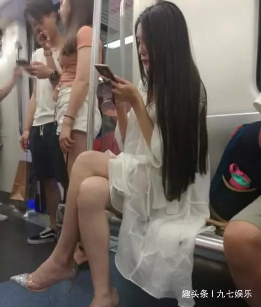 地鐵「大象腿」女神意外走紅,當她站起來那刻誰說一胖毀所有!