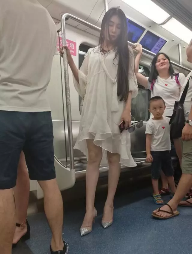 地鐵「大象腿」女神意外走紅,當她站起來那刻誰說一胖毀所有!