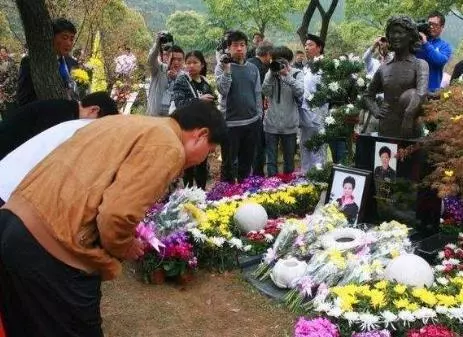 妻子去世後,男子娶保姆,2年後他患癌症,保姆掀開床墊後愣了