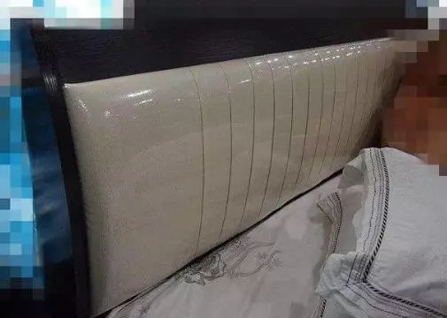 妻子去世後,男子娶保姆,2年後他患癌症,保姆掀開床墊後愣了