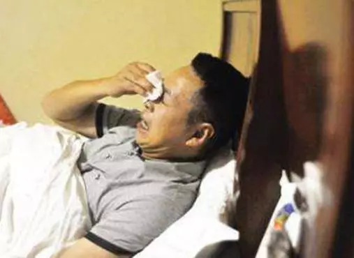 妻子去世後,男子娶保姆,2年後他患癌症,保姆掀開床墊後愣了