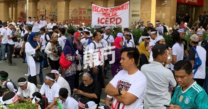 【更新消息】反ICERD集會 逾千人聚集占美清真寺周圍 !