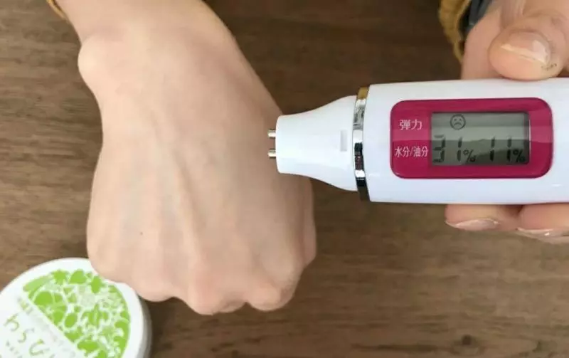【告別眼周和脖子上的惱人脂肪粒!只花了1個月姊妹倆的皮膚都變得超光滑!