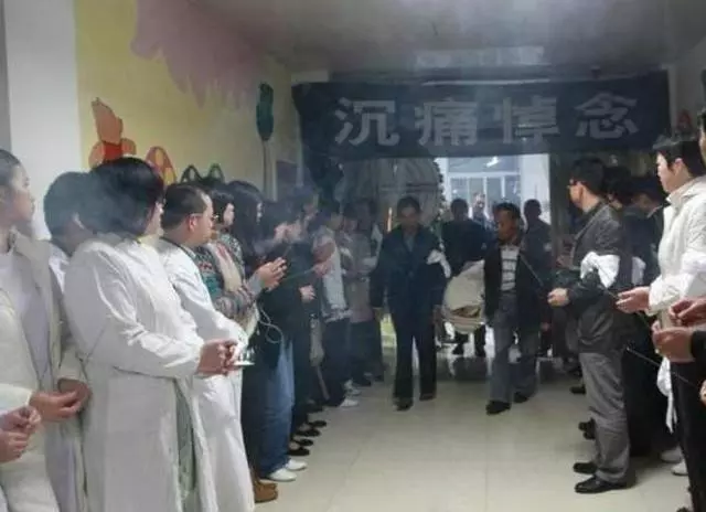 8歲女兒火化時發現異常,起疑掀開白布,父親跪謝工作人員!