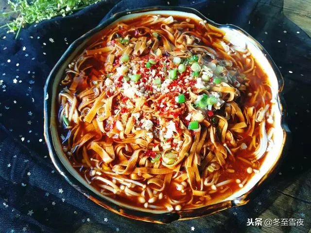 教你一道拿手好菜,豆皮和金針菇的完美搭配,特別適合天冷吃