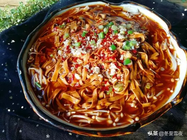 教你一道拿手好菜,豆皮和金針菇的完美搭配,特別適合天冷吃