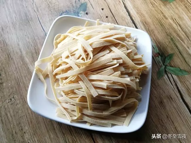 教你一道拿手好菜,豆皮和金針菇的完美搭配,特別適合天冷吃