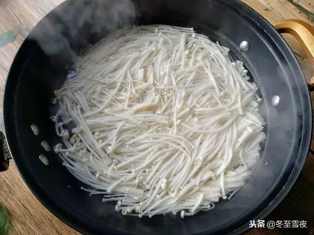 教你一道拿手好菜,豆皮和金針菇的完美搭配,特別適合天冷吃