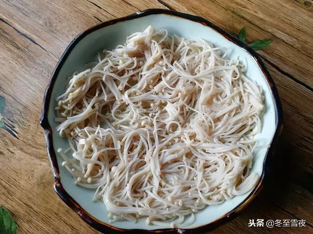 教你一道拿手好菜,豆皮和金針菇的完美搭配,特別適合天冷吃