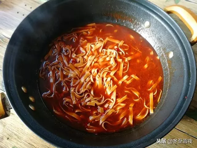 教你一道拿手好菜,豆皮和金針菇的完美搭配,特別適合天冷吃