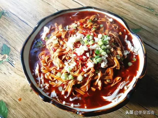 教你一道拿手好菜,豆皮和金針菇的完美搭配,特別適合天冷吃