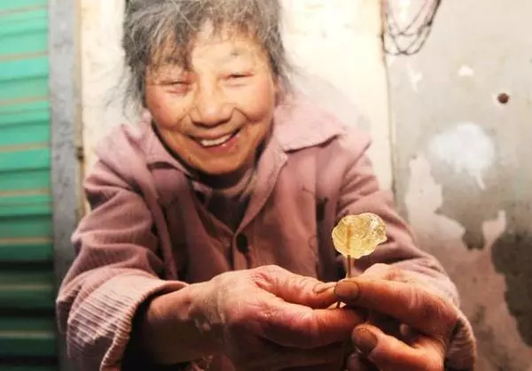 「1毛錢老奶奶」擺小吃攤20年不漲價,意外走紅後為30歲兒子發愁 !