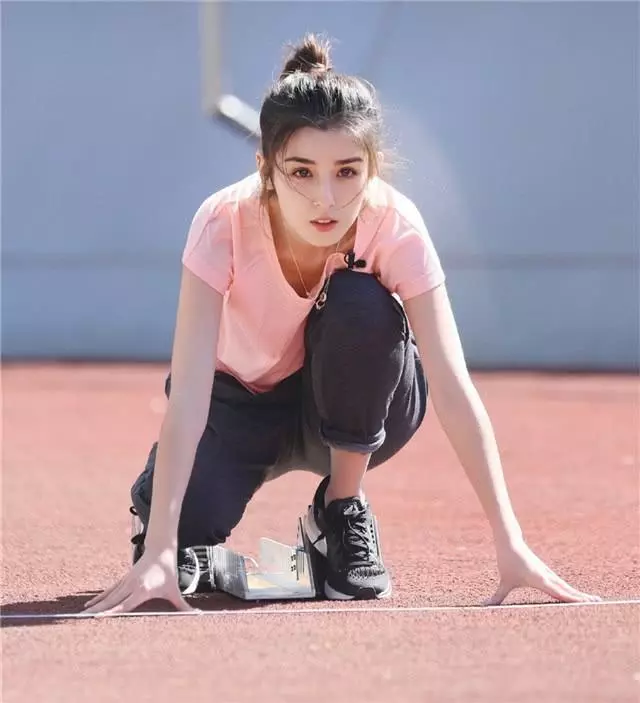 22歲新疆女孩被陳赫簽下,顏值高身材好,網友:迪麗熱巴的勁敵