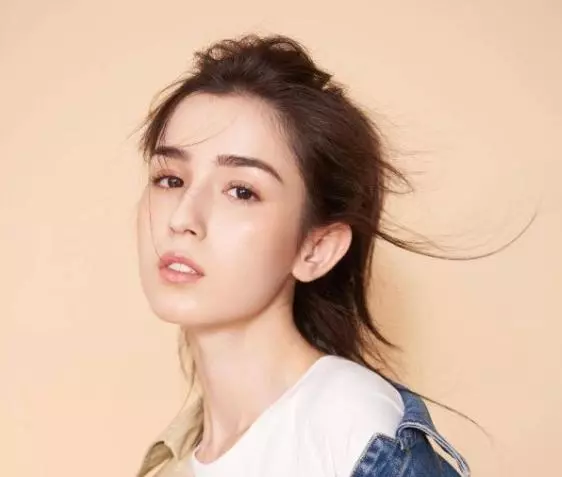 22歲新疆女孩被陳赫簽下,顏值高身材好,網友:迪麗熱巴的勁敵