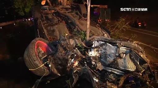 駕車撞分隔島翻車!情侶卡車內慘死