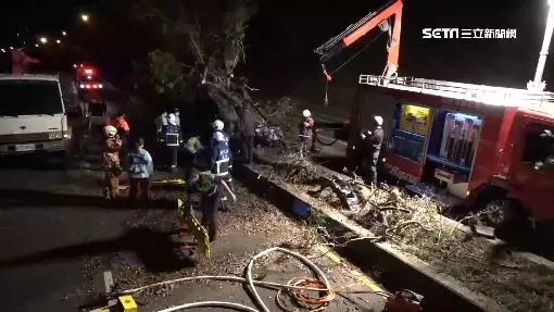 駕車撞分隔島翻車!情侶卡車內慘死