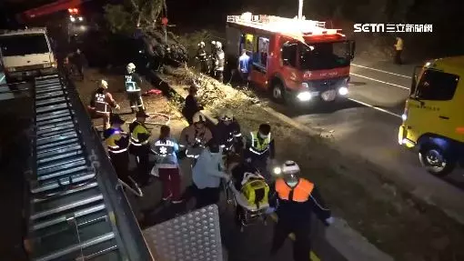 駕車撞分隔島翻車!情侶卡車內慘死