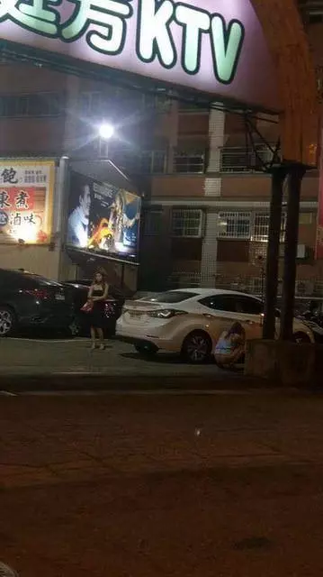 到底在幹嘛?某KTV見正妹蹲下「看光」 鄉民看到都傻眼….:憋不住?