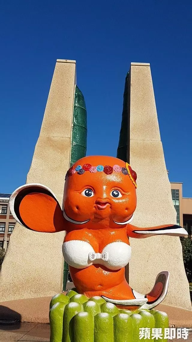 澎科大吉祥物超級獵奇!橘色尼莫「兩顆」痴痴對你笑… 全體顫慄:肚子是O小