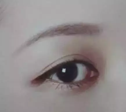 如何根據發色選眉色,選對了才美?附帶5款眉形