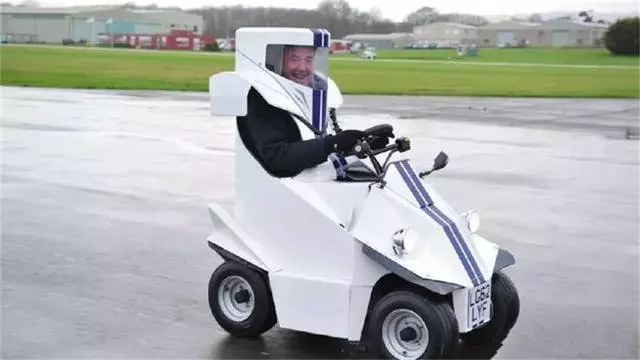 穿在身上的汽車,時速50千米,連加油都不用下車了