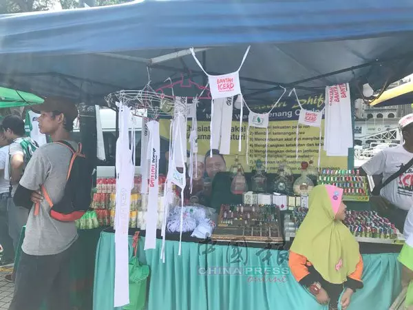 國家清真寺外圍變嘉年華!icerd周邊商品最「火」