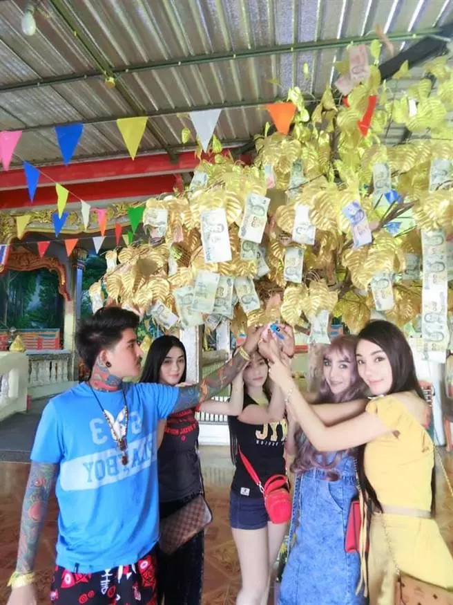 男子網上炫耀自己有4個老婆走紅,一名泰國女子迅速跟風,炫耀自己坐擁4個老公。