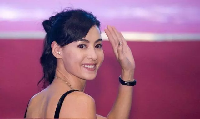 張柏芝與富豪購物舊照曝出, 兒子也在身旁,網友:難道是真的?