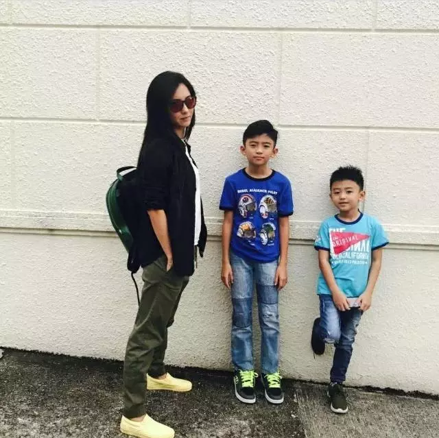 張柏芝與富豪購物舊照曝出, 兒子也在身旁,網友:難道是真的?