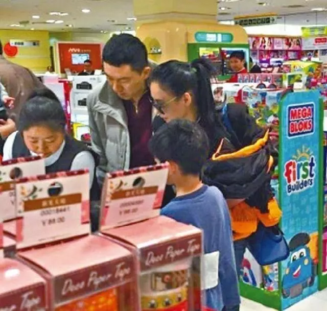 張柏芝與富豪購物舊照曝出, 兒子也在身旁,網友:難道是真的?