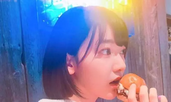「小櫻花」亮相棒球聯賽頒獎禮,唱跳實力低下的她如何獲得高人氣