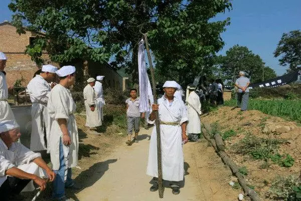 老公去世,婆婆逼俺守寡,三年後家裡來個人,俺才知老公真實身份
