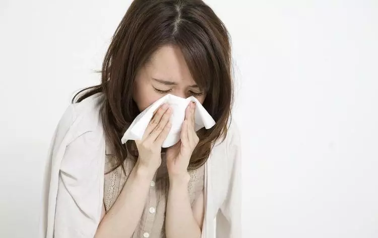 老婆懷孕後,一穿拖鞋就流鼻血,丈夫剪開鞋墊查看,直接報警自首