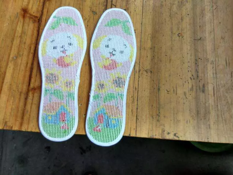 老婆懷孕後,一穿拖鞋就流鼻血,丈夫剪開鞋墊查看,直接報警自首