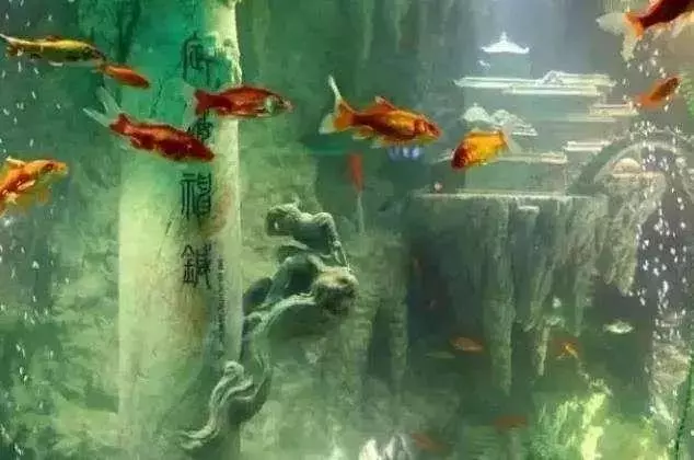 男子用5年時間將「14噸玉石」雕刻成魚缸,神還原「東海龍宮」,專家看後直呼:無價!