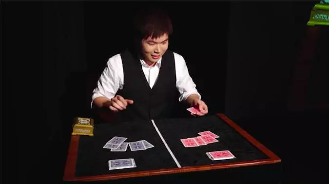 臺灣魔術師「發牌時瞬間換衣」觀眾全看傻 6分鐘演出「慢速觀看也無破綻」摘下世界冠軍 -