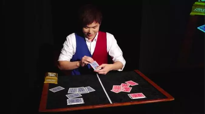 臺灣魔術師「發牌時瞬間換衣」觀眾全看傻 6分鐘演出「慢速觀看也無破綻」摘下世界冠軍 -