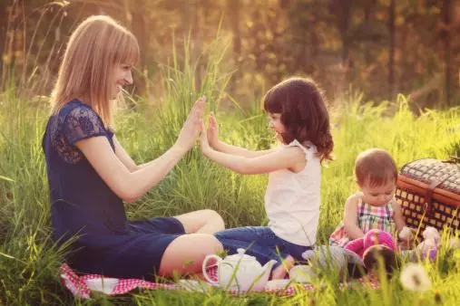為什麼法國的小孩不會鬧脾氣?9種「法國父母」教育小孩的方式,值得家長們學習!