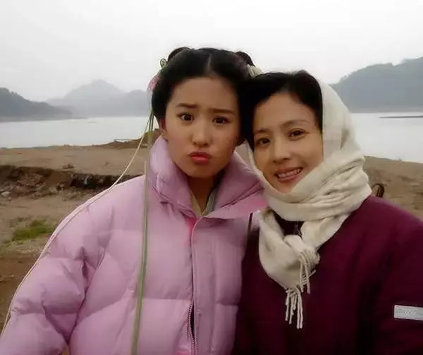 劉亦菲59歲媽媽近照曝光,竟然撞臉奶茶妹妹,被讚美過女兒劉亦菲!