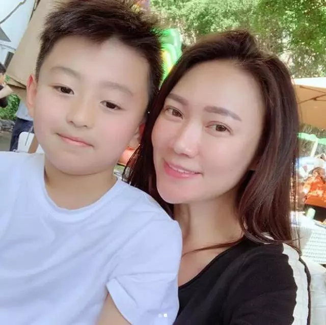 張柏芝被曝生第三胎後再被網友捕獲,疑產後發福美貌大打折扣!