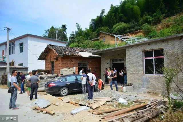 周末給婆婆1000生活費,回來時塞兒子一布包,打開後呆住了